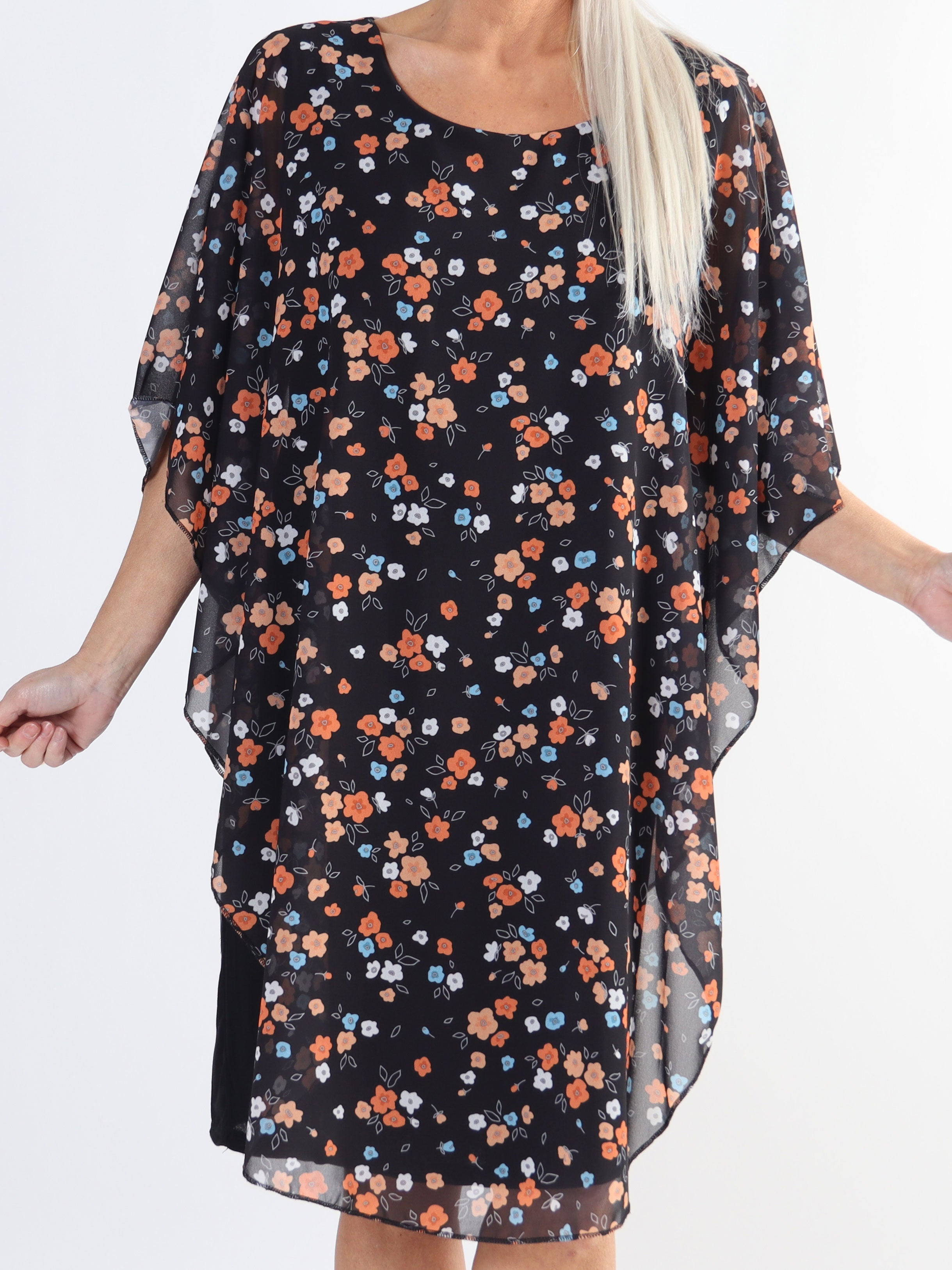 Kenya Small Flower - Tunikaklänning i plus size med blommigt chiffonglager